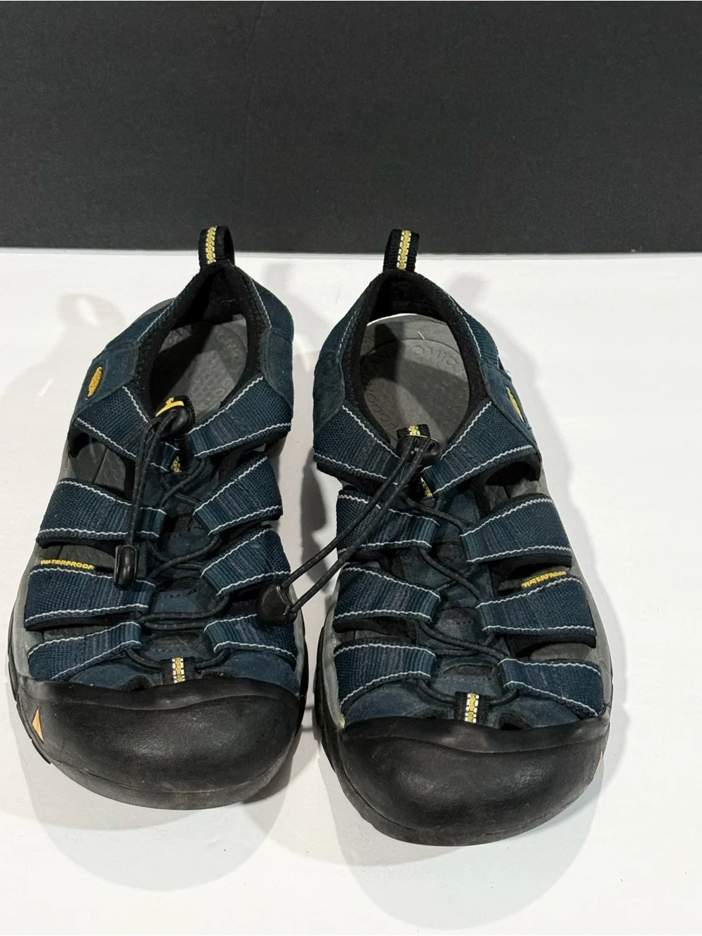 Keen sandals for men’s, closed toe, navy and black color, sz 9